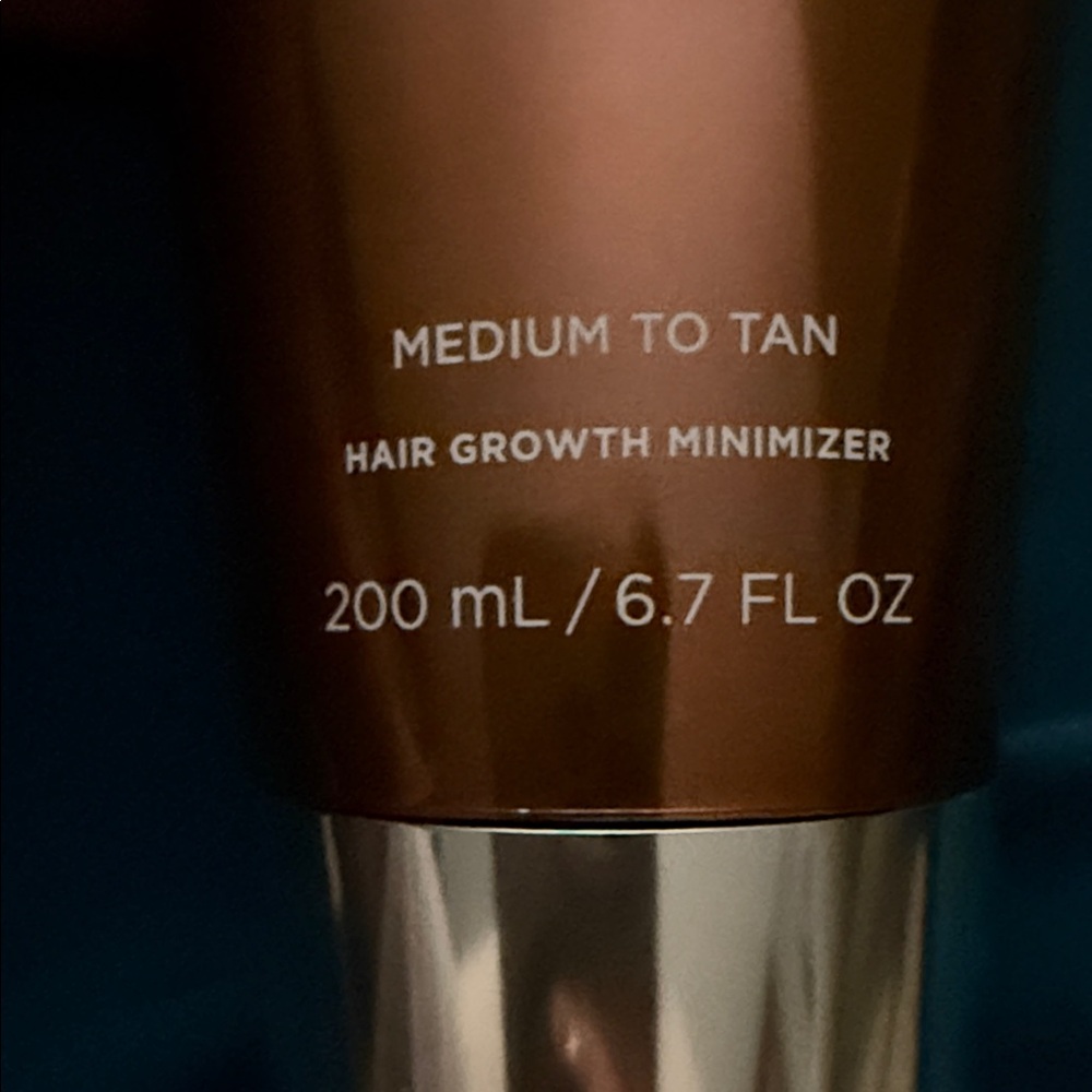 Glow It Gradual Glow Body Lotion - Medium to Tan - Picture 3 of 5